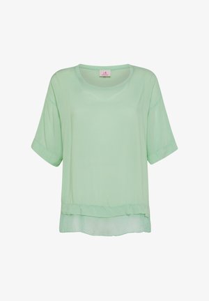 Jasnozielona bluzka z krótkim rękawem, o okrągłym dekolcie i warstwowym wykończeniu, prezentowana na białym tle.