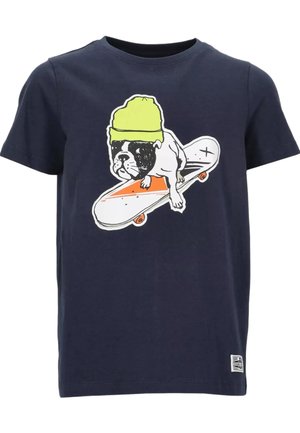 Marineblå t-shirt med grafik af en sort-hvid hund iført en gul beanie, der kører på et orange og hvidt skateboard.