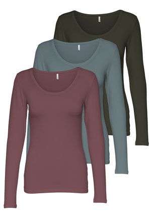 Langärmlige T-Shirts in Burgunderrot, Teal und Dunkelgrün. Weicher Stoff mit einem Rundhalsausschnitt und tailliertem Design.