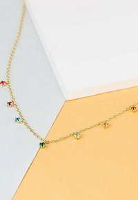 Goldkette mit mehrfarbigen Kristallakzenten, die eine Vielzahl von Farbtönen zeigt, mit runden Gliedern und einem filigranen Design.