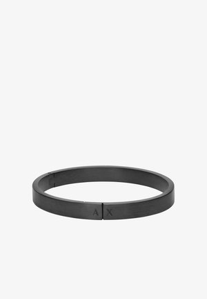 Bracelet rigide en métal noir avec une finition mate et lisse. Comprend des accents discrets gravés "AX" sur le fermoir. Forme circulaire.