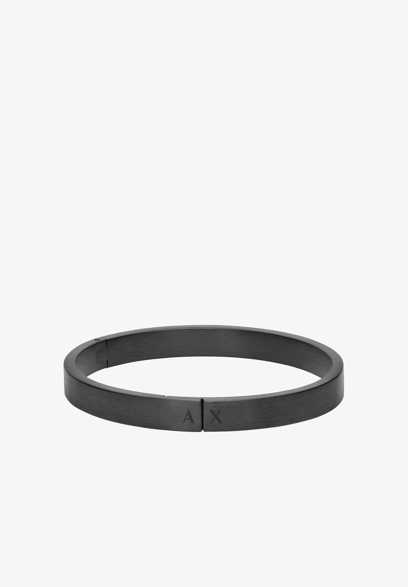 Bracelet rigide en métal noir avec une finition mate et lisse. Comprend des accents discrets gravés "AX" sur le fermoir. Forme circulaire.