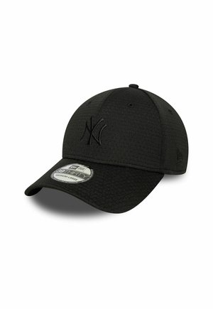 Schwarze Baseballmütze der New York Yankees mit gebogenem Schirm und einem mittelgroßen bis großen Aufkleber auf der Vorderseite.