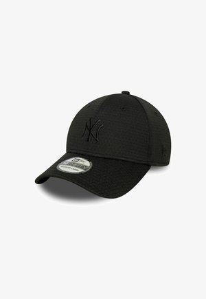 Schwarze Baseballmütze der New York Yankees mit gebogenem Schirm und einem mittelgroßen bis großen Aufkleber auf der Vorderseite.