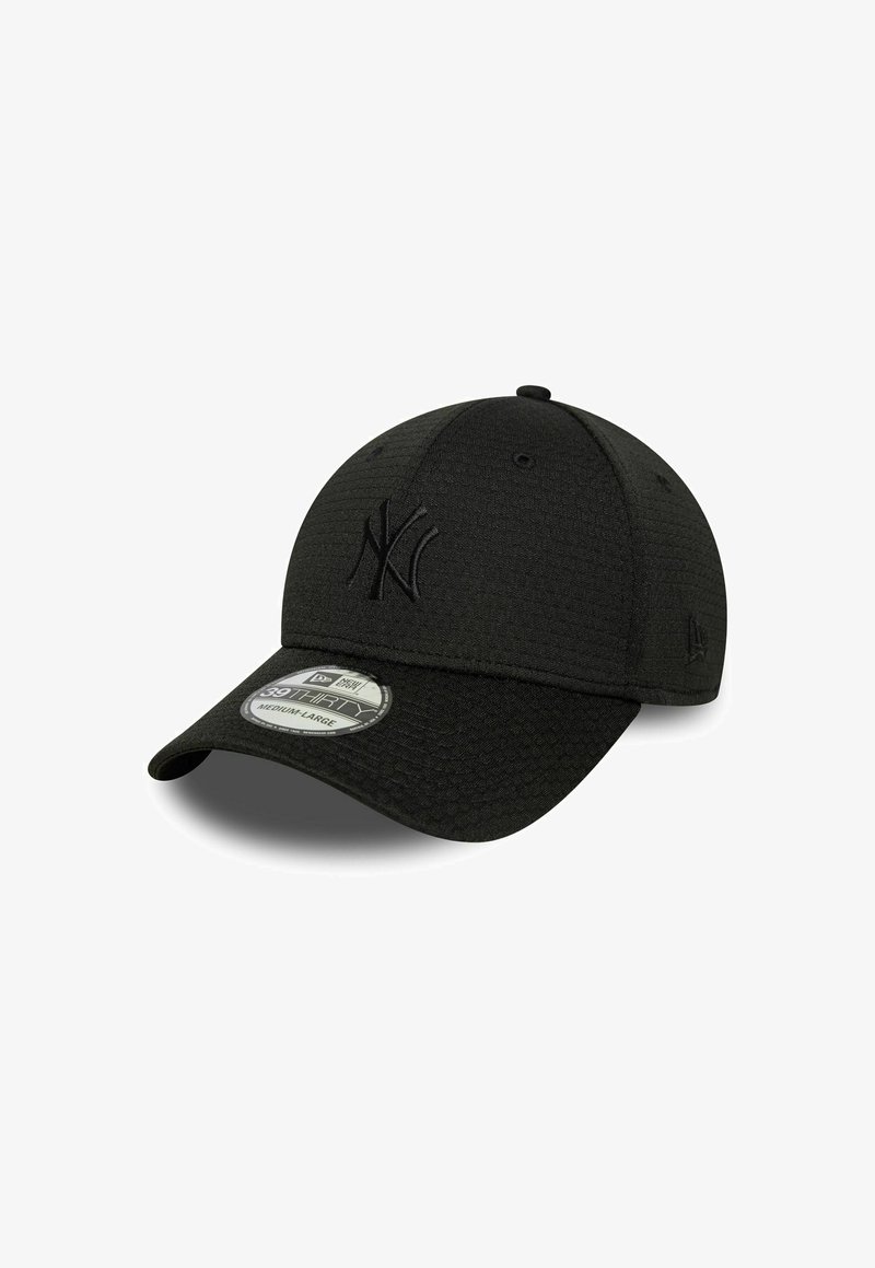 Casquette de baseball noire des New York Yankees avec une visière incurvée et un autocollant de taille moyenne à grande à l'avant.