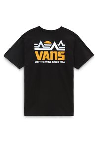 Sort kortærmet t-shirt med et farverigt grafisk design bestående af geometriske former og teksten "VANS OFF THE WALL SINCE 1966" i hvid og orange.