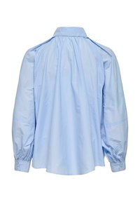 Hele sinine pikakä sleeves shirt, millel on r gathered back, nupuga mansetid ja klassikaline krae. Sile tekstuur ja lõdva lõikega.