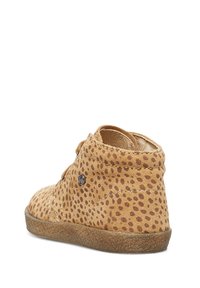 Stivaletti alla caviglia in suede color tan con motivo maculato, punta rotonda, chiusura con lacci e suola in gomma testurizzata per una maggiore aderenza.