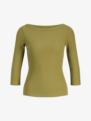 Olivengrøn ribstrikket top med trekvartlange ærmer og en bred bådudskæring, tætsiddende silhuet.