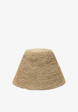 Vævet beige stråhat med bred, nedadgående skygge og en rundet krone, vist på hvid baggrund.