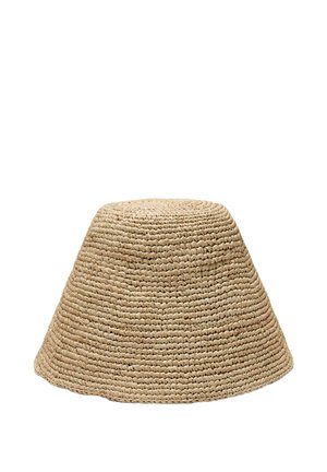 Vævet beige stråhat med bred, nedadgående skygge og en rundet krone, vist på hvid baggrund.