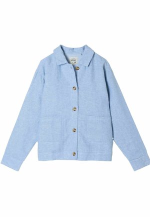 Svetlomodrá košeľa s dlhými rukávmi, zapínaná na gombíky, s golierom a dvoma prednými vreckami, zobrazená rovno na bielom pozadí.