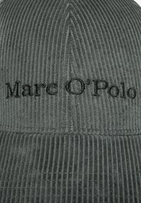 Szara czapka z sztruksu z wypukłą czarną haftowaną nazwą "Marc O'Polo", o teksturowanej powierzchni i usztywnionej konstrukcji.