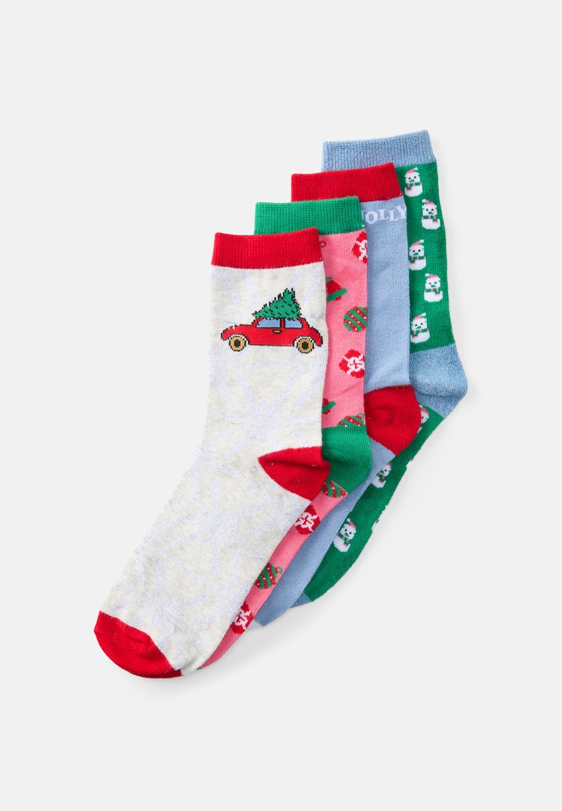Cinco pares de calcetines festivos con diferentes diseños: un coche con un árbol de Navidad, muñecos de nieve, adornos y diversos colores y patrones.
