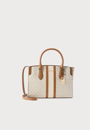 Borsa a tracolla in tela beige con motivo monogramma MK, dettagli in pelle marrone, doppie maniglie superiori, tracolla rimovibile e ciondolo logo in tonalità oro.