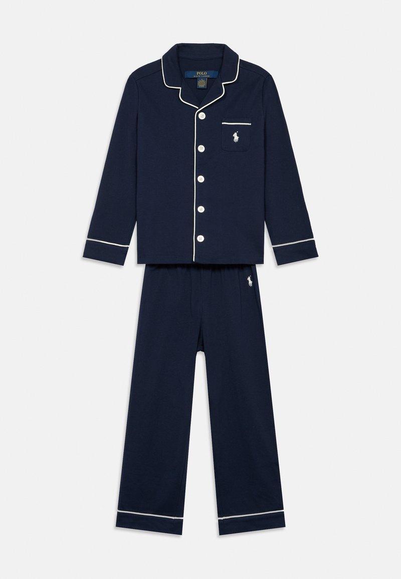 Conjunto de pijama em azul marinho de algodão, composto por uma camisa com botões com detalhes em branco, bolso no peito e calças correspondentes com cintura elástica e detalhe do logótipo.