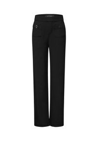 Pantaloni neri a gamba larga con vita piatta, dotati di due tasche frontali con dettagli in fibbia. Testura liscia e senza motivi visibili.