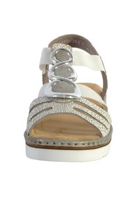 Sandalini bianchi con cinturini, caratterizzati da un motivo grigio testurizzato, con tre accenti metallici rotondi e una soletta color tan imbottita. Suola in gomma per una buona aderenza.