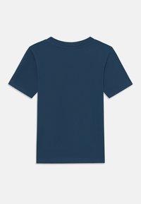 Marineblå kortermet T-skjorte med rund hals, laget av myk bomullsdesign; har et ensfarget design uten noen mønstre eller detaljer.