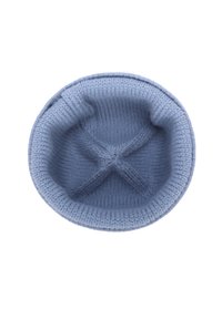 Berretto lavorato a maglia, morbida lana blu chiaro, forma rotonda, texture a coste, con un dettaglio a punto croce all'interno. Adatto per il freddo.