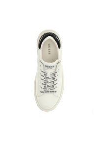Sneaker bianco con accenti neri, linguetta testurizzata e lacci con motivo che presentano il logo "GUESS". Materiale liscio, punta rotonda, design classico.