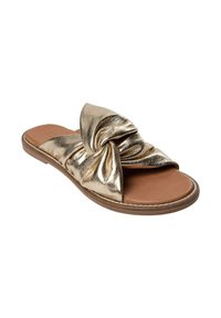 Sandalo piatto in finta pelle dorata con design annodato sulla parte superiore, soletta marrone e suola piatta con bordo cucito.