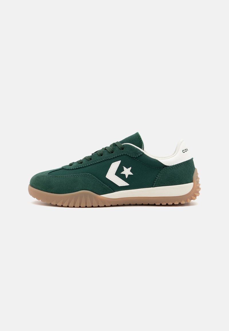Grønne suede sneakers med en hvit stjerne-logo og aksenter, med en teksturert gummisåle og rund snøring.