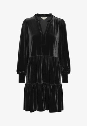 Schwarzes Samtkleid mit einem kragenlosen Ausschnitt, langen Puffärmeln und einem gestuften Rock. Besitzt einen dezenten Glanz und Raffung.