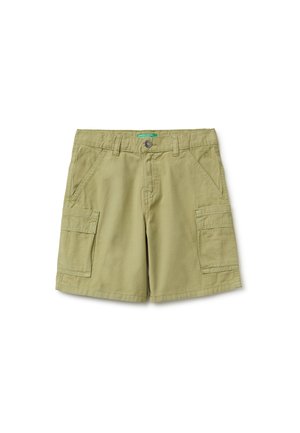 Spodenki cargo w kolorze khaki z szlufkami na pasek, zapięciem na guziki, skośnymi przednimi kieszeniami oraz kieszeniami z patkami na obu udach, prezentowane na białym tle.