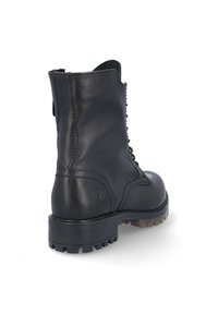 Botín negro de cuero hasta el tobillo con cierre de cordones, superficie texturizada y suela resistente. Presenta una costura cosida y una lengüeta para ponerlo con facilidad.