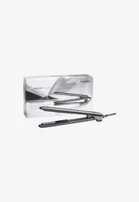 Prostownica Babyliss Titanium Shine z eleganckimi czarnymi płytkami i błyszczącym wykończeniem, zapakowana w lustrzane srebrne pudełko z logo i szczegółami produktu.