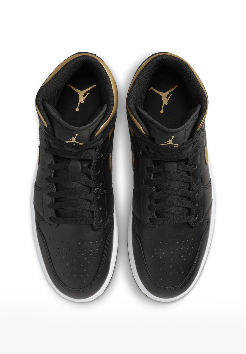 Zwarte leren basketbalschoenen met gouden accenten, geperforeerde teenkap, platte veters en een witte rubberen zool. Bevat Jumpman-logo op de tong.