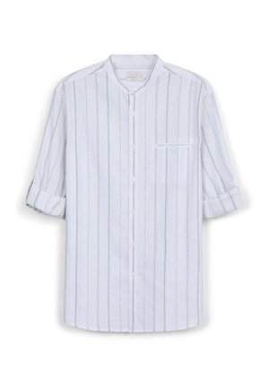 Chemise blanche à manches longues, avec des fines rayures verticales grises, un col mandarin, des poignets retroussés, et une poche poitrine avec un bouton.