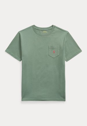 Grøn t-shirt med korte ærmer, rund halsudskæring og en lille brystlomme med en rød broderet logo.