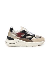 Sneakers met een mix van beige suède en mesh, zwarte en bordeauxrode accenten, witte veters en een dikke crèmekleurige zool.