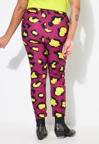 Strakke leggings in een levendige roze kleur met gele en zwarte luipaardvlekken, met een soepele textuur en een middelhoge tailleband.