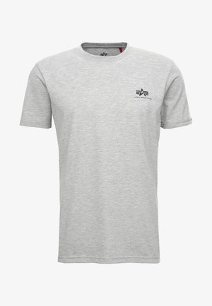 Šedé tričko s krátkým rukávem z bavlněné směsi s kulatým výstřihem; obsahuje černé logo na levé straně hrudi a červenou nášivku na límci.