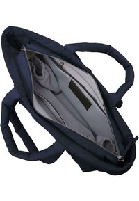 Borsa a tote in tessuto navy con design trapuntato, chiusura con zip e scomparti interni grigi, inclusi un sacchetto con coulisse e un'etichetta.