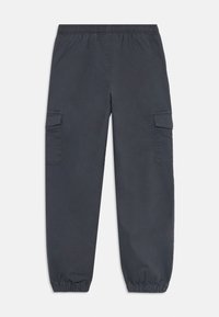 Dunkelgraue Cargo-Hosen mit elastischem Bund und Bündchen, ausgestattet mit Klappentaschen an beiden Oberschenkeln, auf einem weißen Hintergrund flach ausgelegt.
