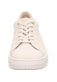 Weiße Sneakers mit einem glatten Lederoberteil, runder Zehenkappe und flachen Schnürsenkeln. Die Gummisohle ist strukturiert und bietet durch Rillen Halt.
