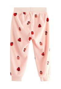 Lys pink fleecebukser med en blød tekstur, prydet med spredte røde og sorte marihøner, og med elastisk talje for komfort.
