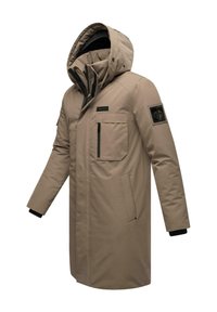 Beige pūstas ilgas paltas su gobtuvu, turi du priekiniai kišeniai ir užtrauktuku užsegamą krūtinės kišenę. Įtraukti juodi akcentai ir logotipo pleistras.