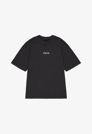 Černé bavlněné tričko s krátkým rukávem, na přední straně s malým bílým grafickým textem "PEGAIDOR PGDR". Jednoduchý design s kulatým výstřihem.