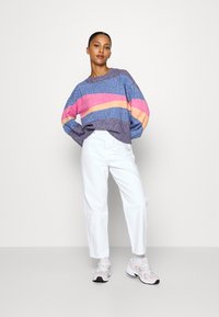 Vero Moda Petite VMDOFFY ART O NECK - Trui - astral aura/beacoup blue/tangerine/fuchsia purple