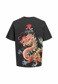 T-shirt noir avec un motif coloré de dragon chinois traditionnel et le texte « Practice Gratitude » en rouge et bleu au dos.