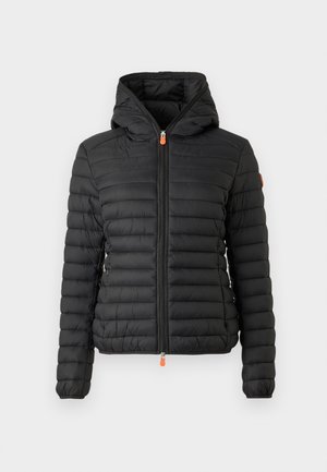 Melnā pūkuma jaka ar kapuci, ar quilted tekstūru un priekšējo rāvējslēdzēju. Oranža rāvējslēdzēja nūjiņa un elastīgas piedurknes.