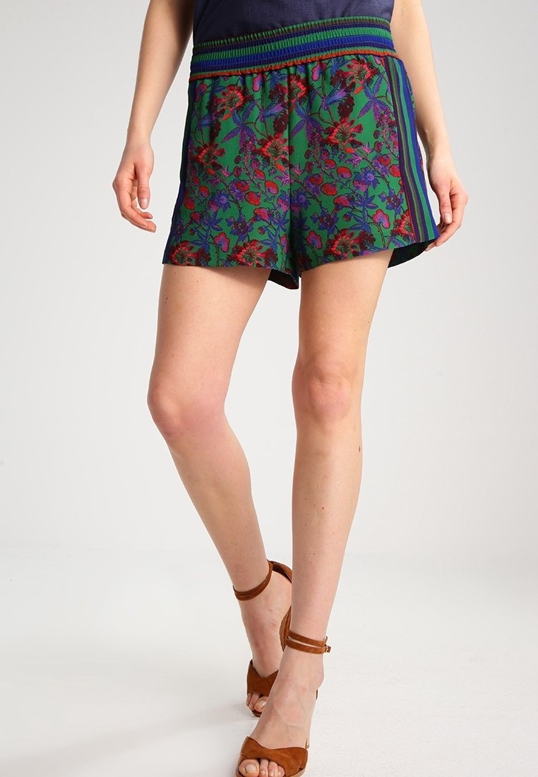 Shorts à imprimé floral en vert, rouge et bleu. Dotés d'une taille élastique avec des accents rayés. Matière en coton, longueur au-dessus du genou.