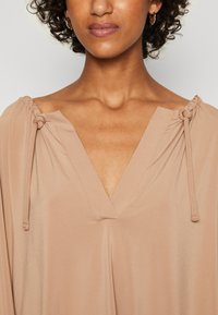 DAY Birger et Mikkelsen ELLIS DAY WISH - T-shirt à manches longues - camel
