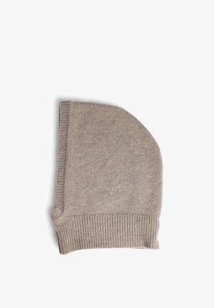 Šviesiai ruda megzta balaklava su raukšlėtais kraštais, skirta dengti galvą ir kaklą, rodoma ant balto fono.