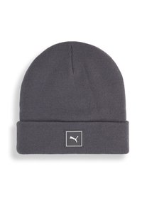 Grå strikket beanie-hat med en foldet manchet, der har et sort firkantet patch med et hvidt Puma-logo i midten. Blød tekstur hele vejen igennem.